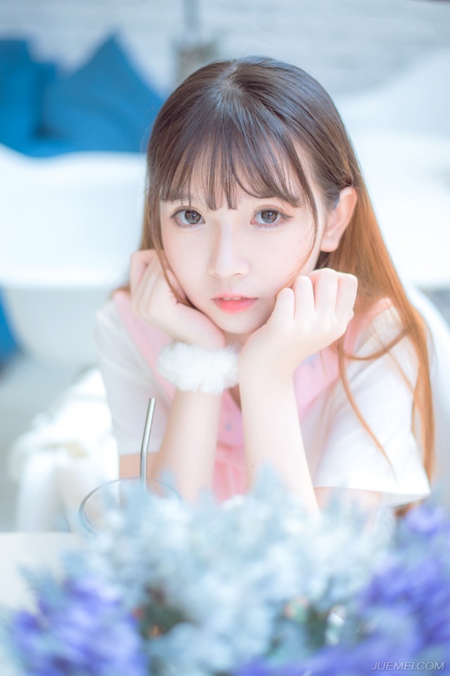 庞统微微皱眉，却也没有在意，只是淡淡的看向刘璝：“这位将军，这是何意？”